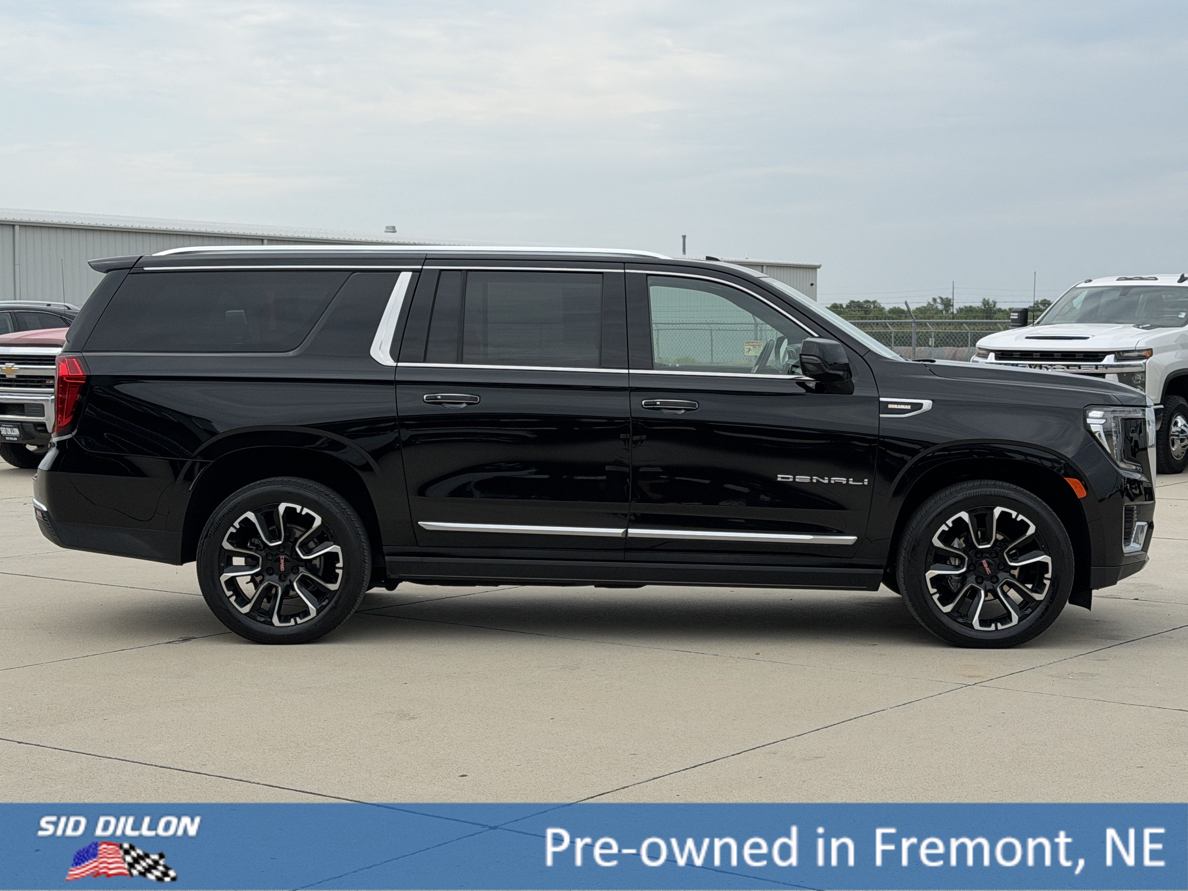 Used 2022 Onyx Black GMC Denali image 3