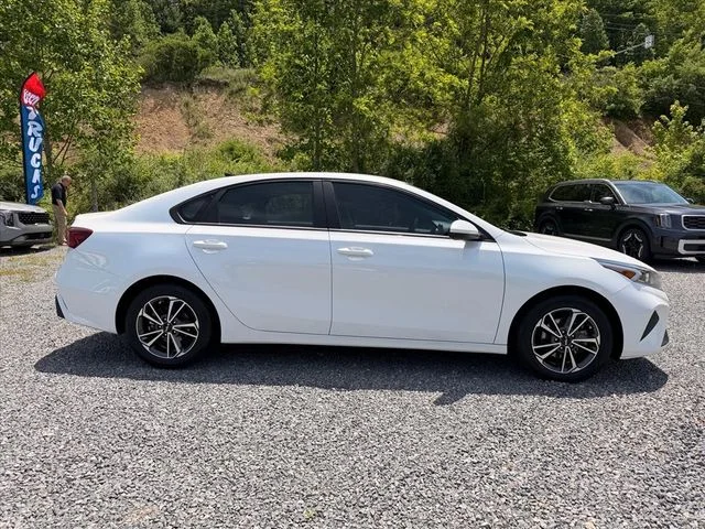 Used 2022 White Kia LXS image 16