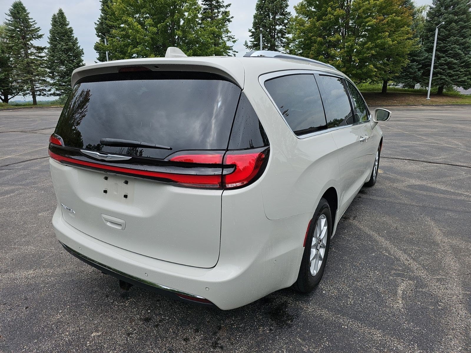 Used 2021 Luxury White Pearlcoat Chrysler Touring L image 5