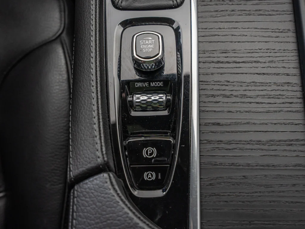 Used 2020 Onyx Black Metallic Volvo T6 Momentum image 39