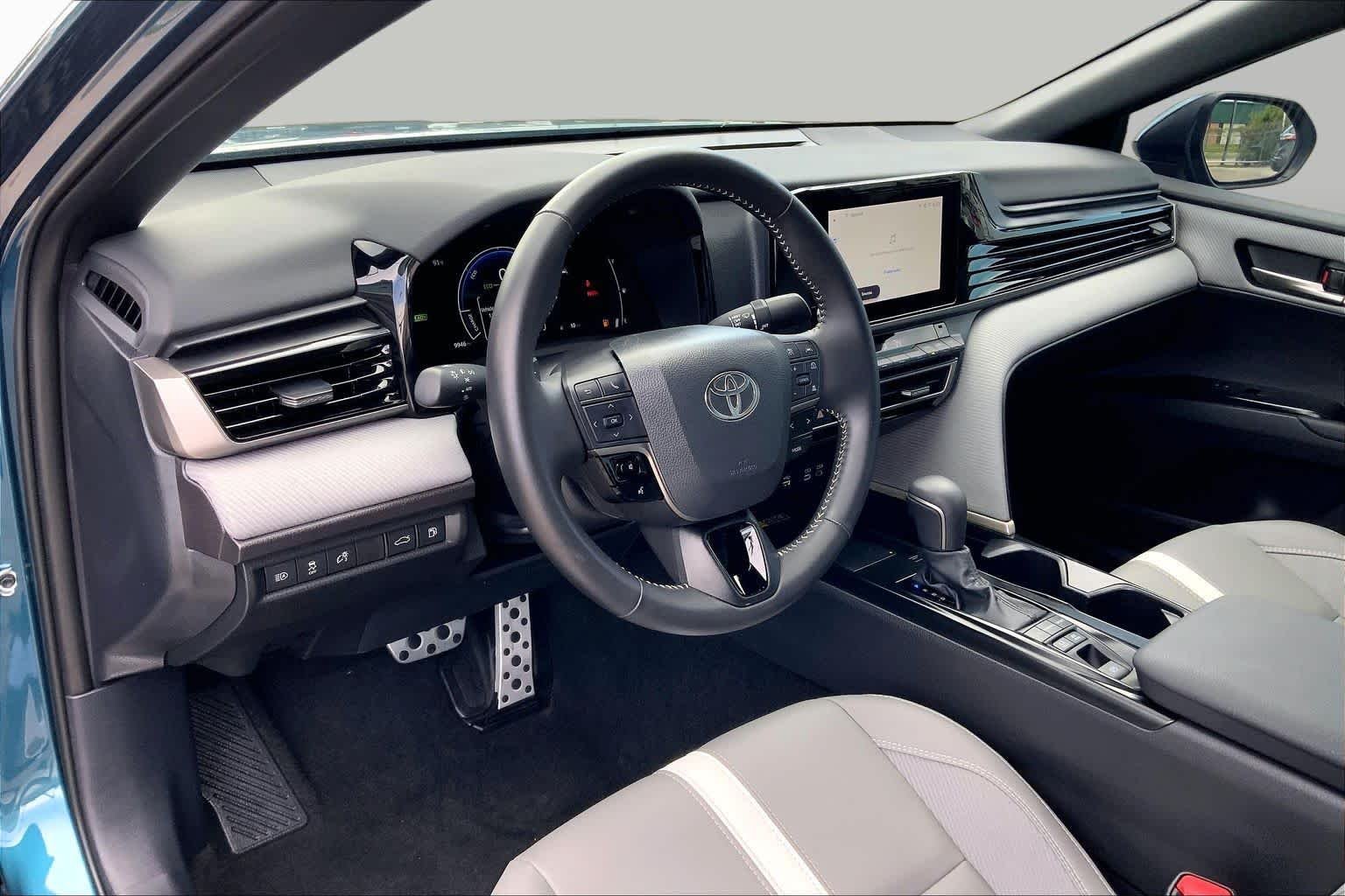 Used 2025 Ocean Gem Toyota SE image 32