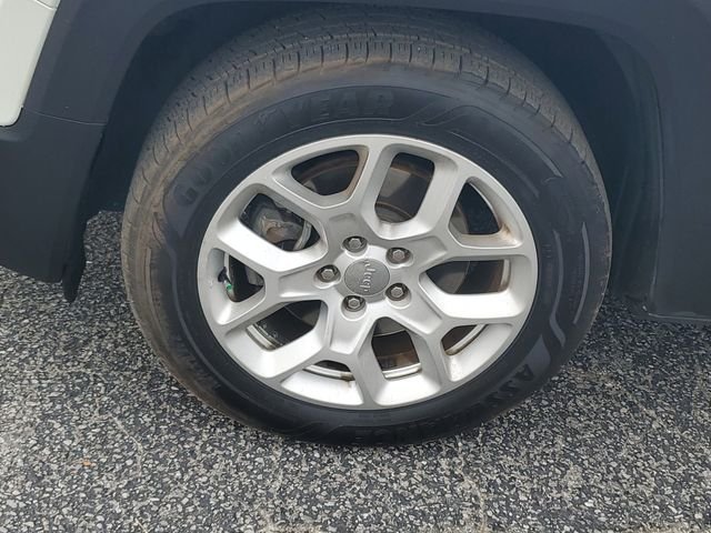 Used 2017 White Jeep Latitude image 29
