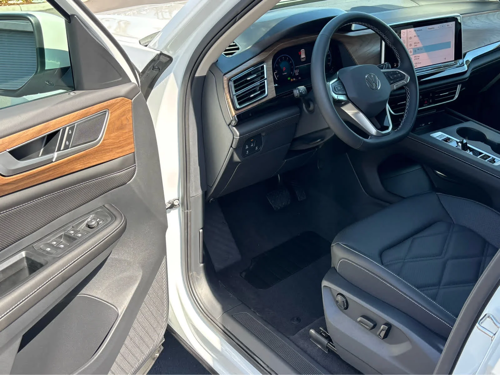 New 2026 OPAL WHITE Volkswagen 2.0T SE image 7