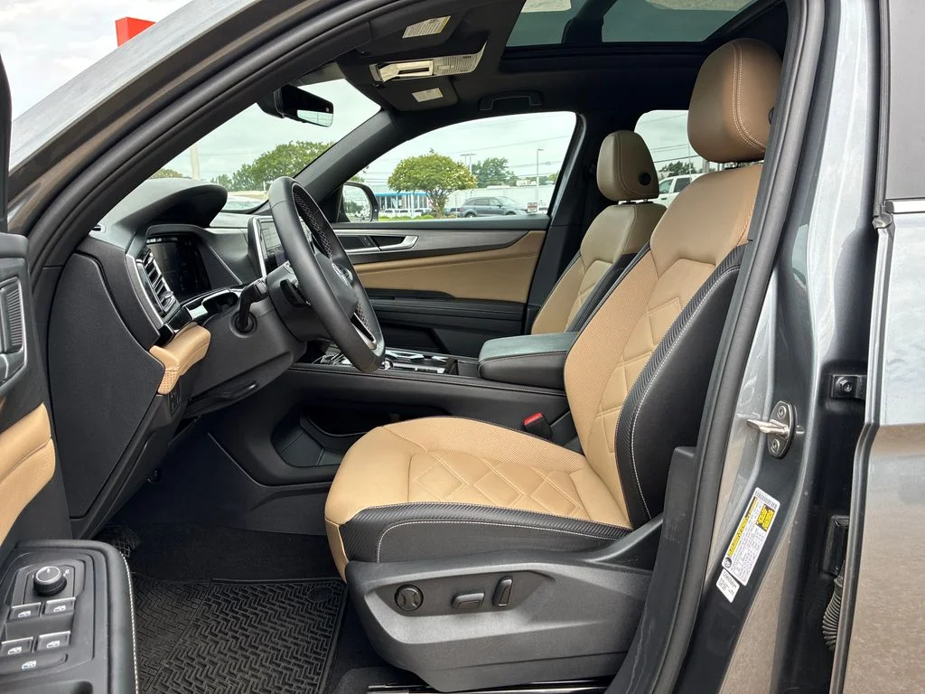 Used 2024  Volkswagen 2.0T SE w/Technology image 24