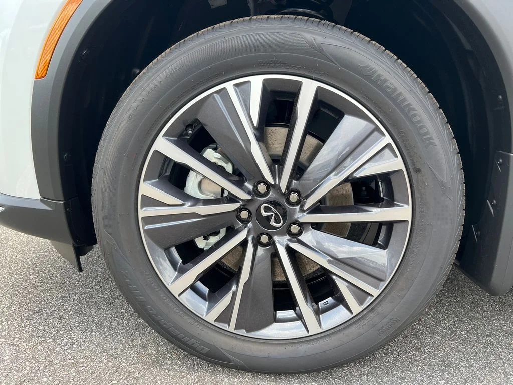 New 2027 RADIANT WHITE INFINITI Luxe FWD image 13