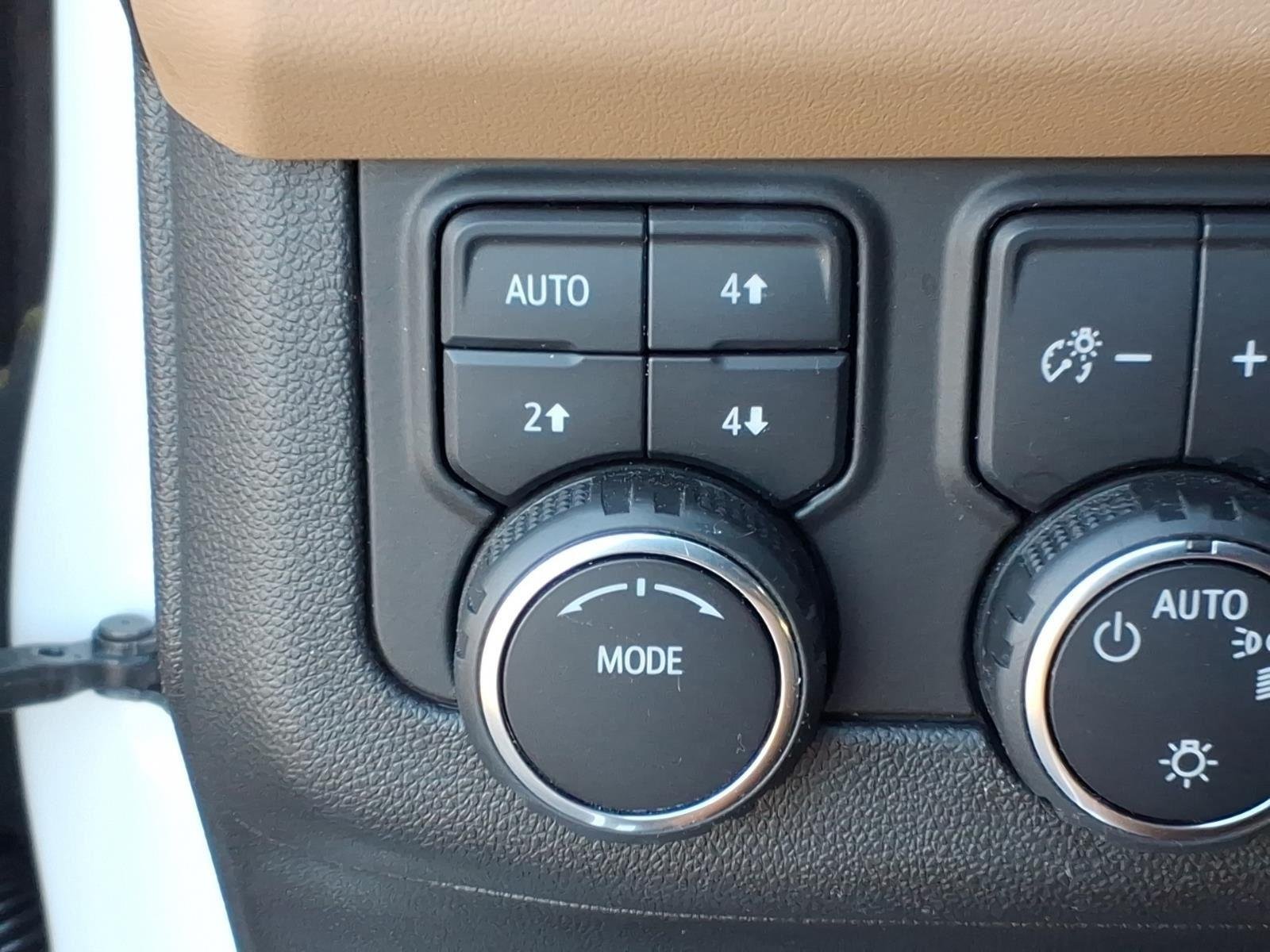 Used 2024 Iridescent Pearl Tricoat Chevrolet Premier image 9