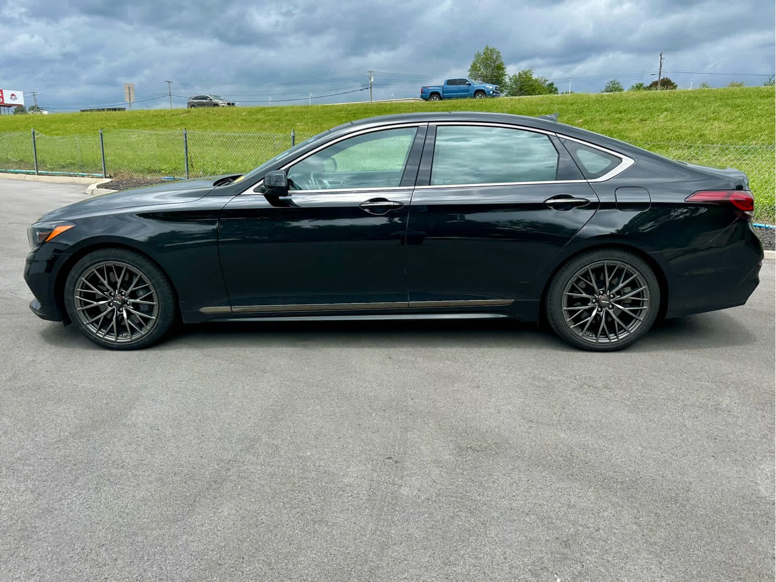 Used 2019 Victoria Black Genesis 3.3T Sport image 8