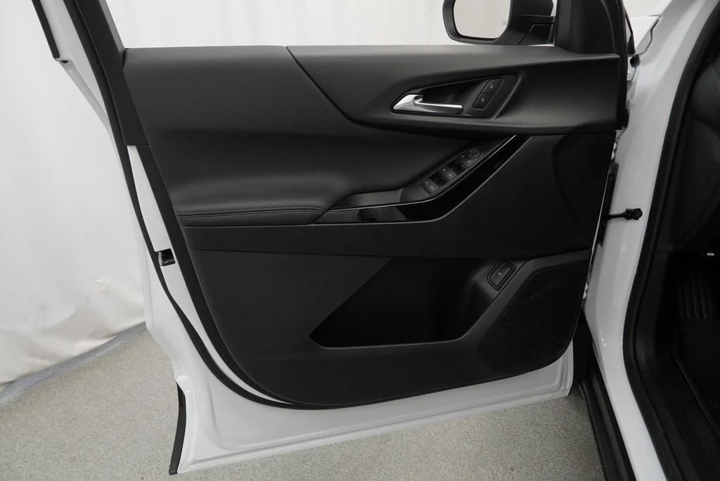 New 2027 Summit White Chevrolet LT image 22