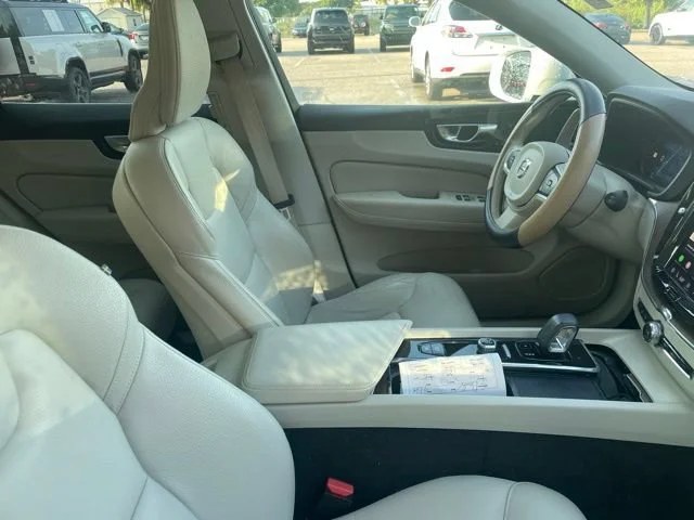 Used 2022 Ice White Volvo Momentum image 8