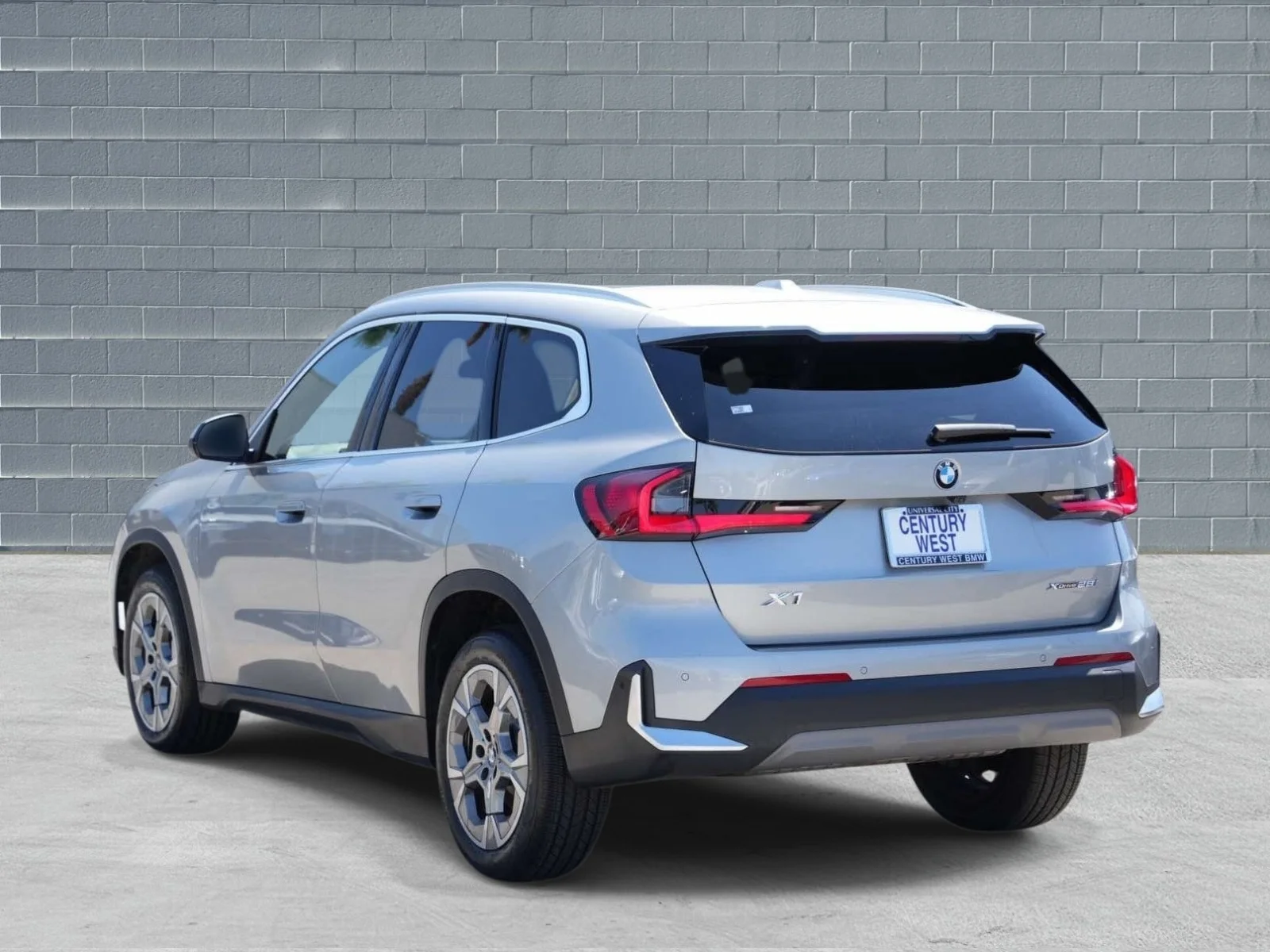 Certified Used 2023 Space Silver Metallic BMW xDrive28i Sports Activity Vehicle image 3