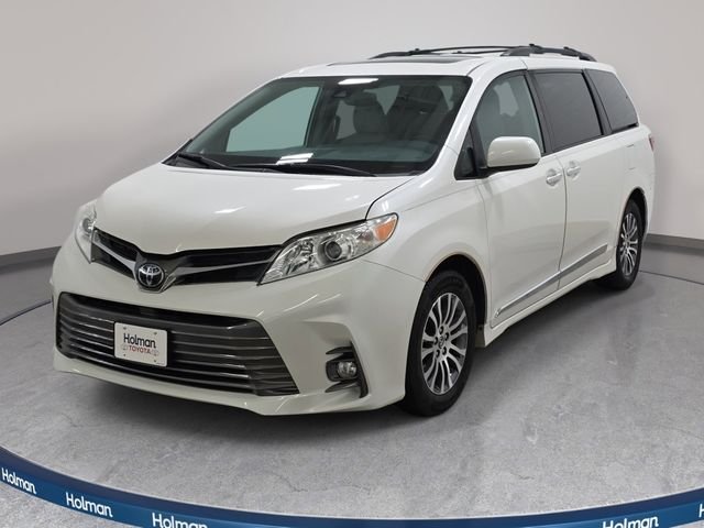 2019 Toyota Sienna XLE Premium V6 8-Passenger's photo