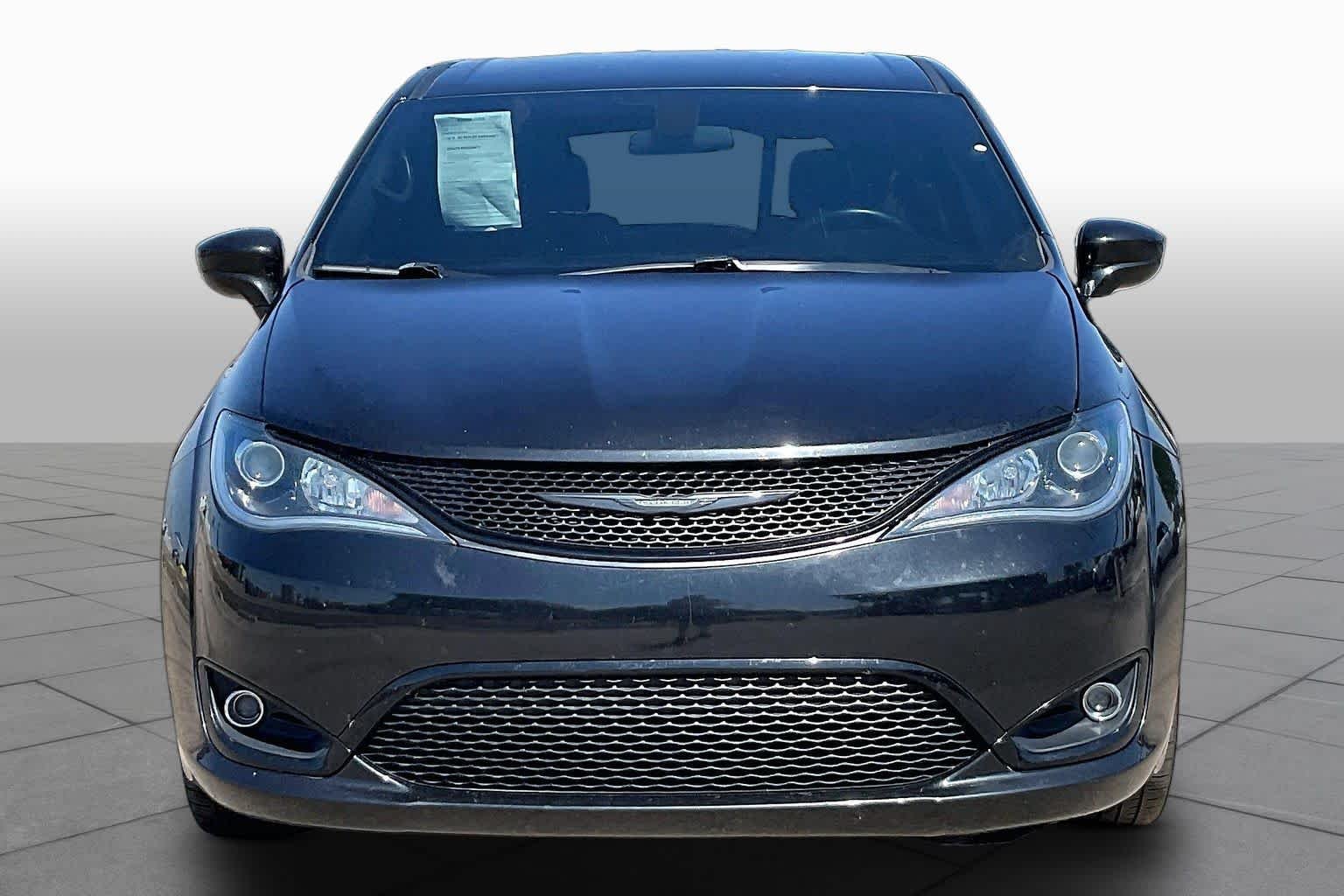 Used 2018 Brilliant Black Crystal Pearlcoat Chrysler Touring Plus image 4