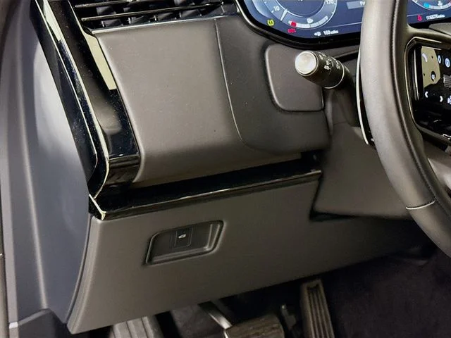 Certified Used 2025 Gray Land Rover Dynamic SE image 10