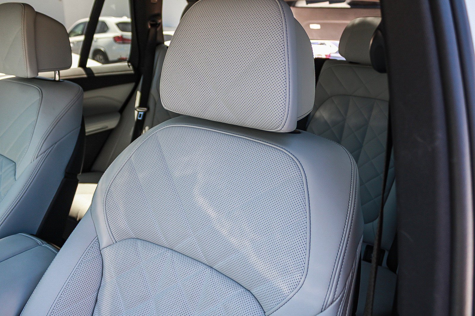 Used 2024 Mineral White Metallic BMW xDrive40i image 21