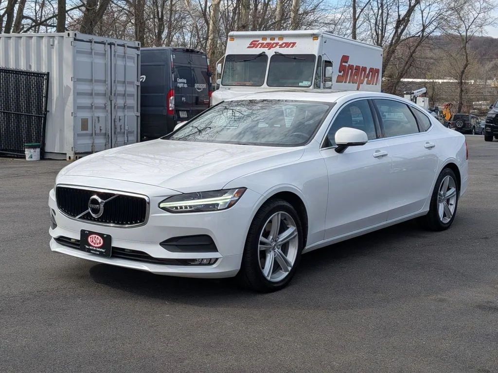 Used 2018 White Volvo T5 Momentum image 10