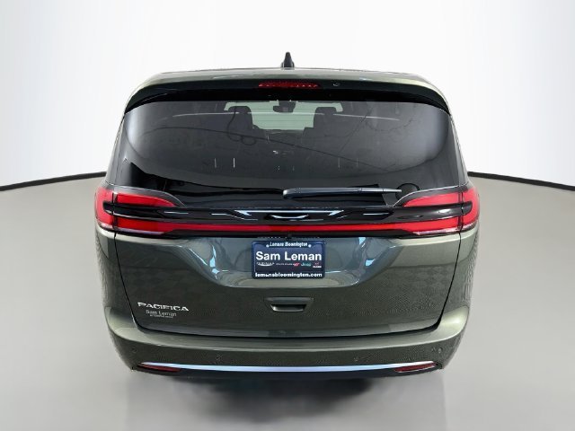 New 2027 Olive Green Pearl-Coat Paint Chrysler Select image 6