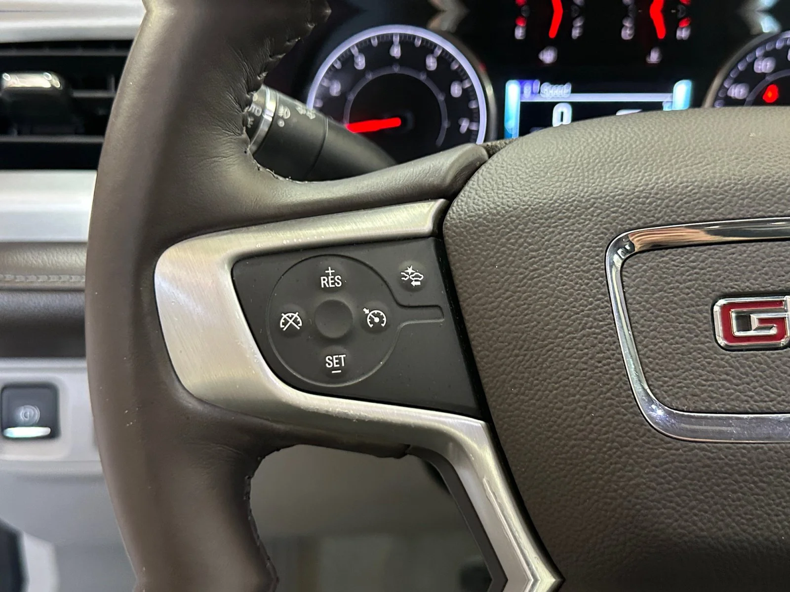 Used 2017 White Frost Tricoat GMC SLT image 29