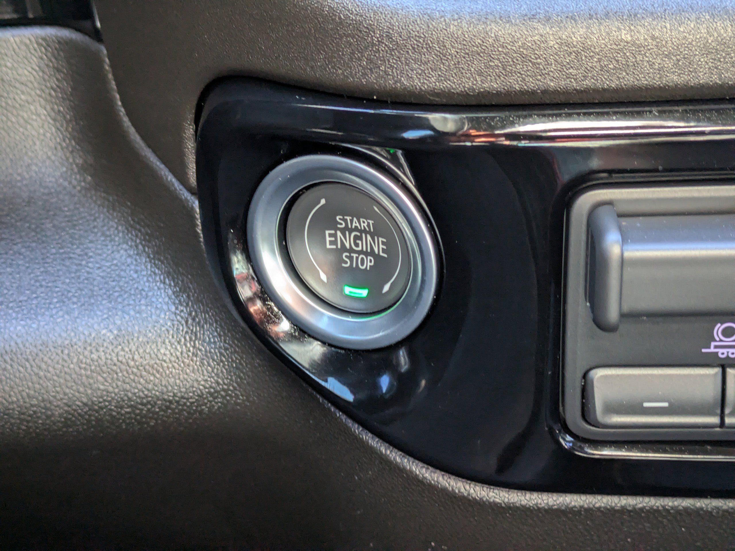 Used 2025 Summit White Chevrolet LT image 28
