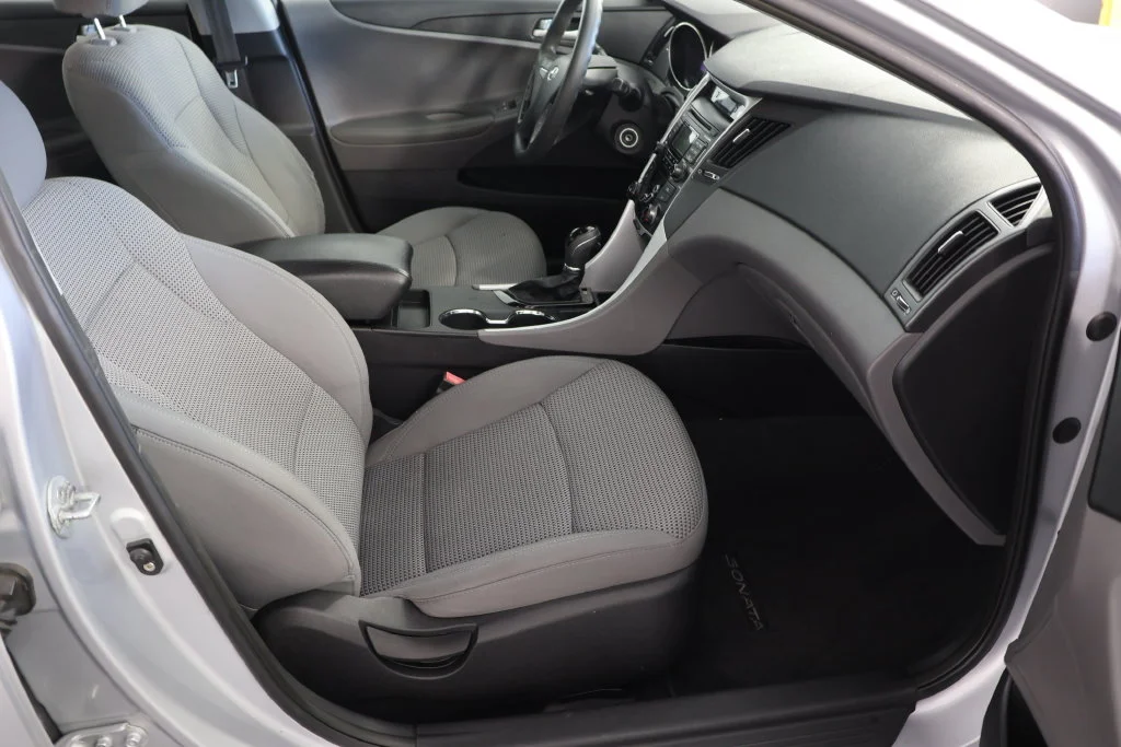 Used 2011 Radiant Silver Metallic Hyundai GLS image 23