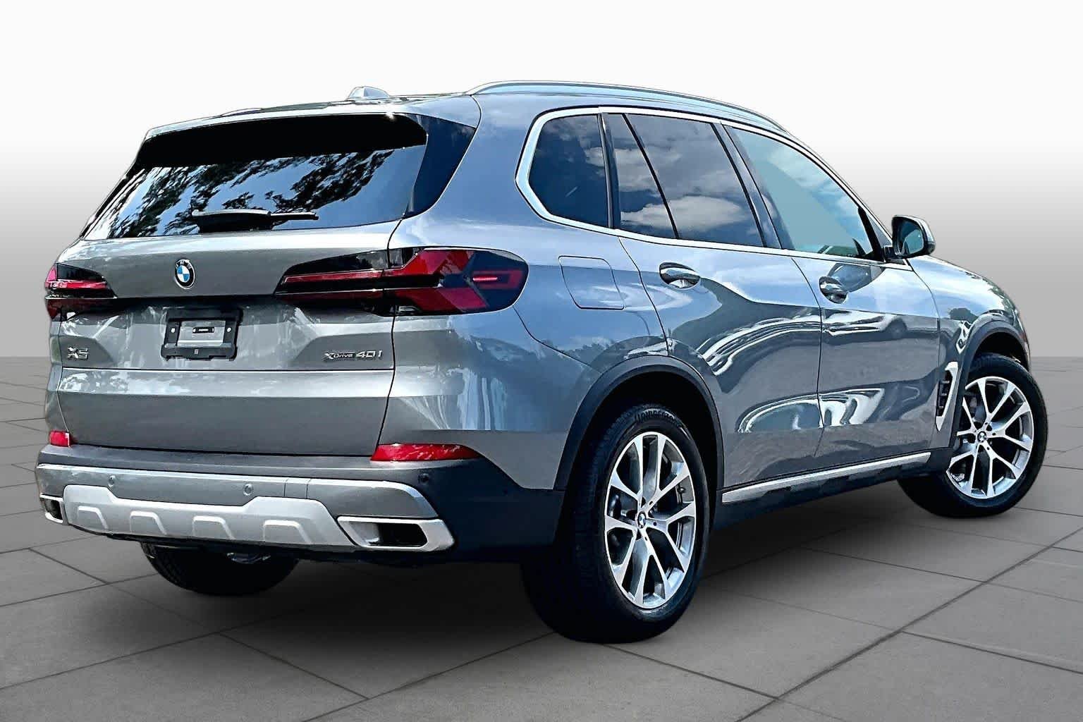 Used 2026 Skyscraper Grey Metallic BMW xDrive40i image 13