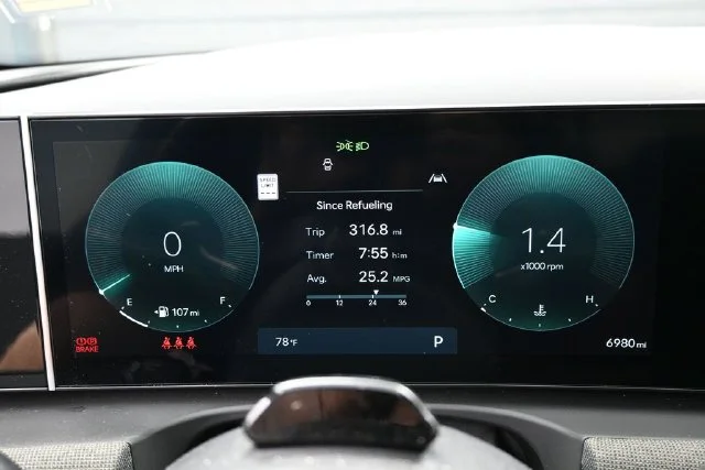 Used 2025 Green Hyundai Limited image 21
