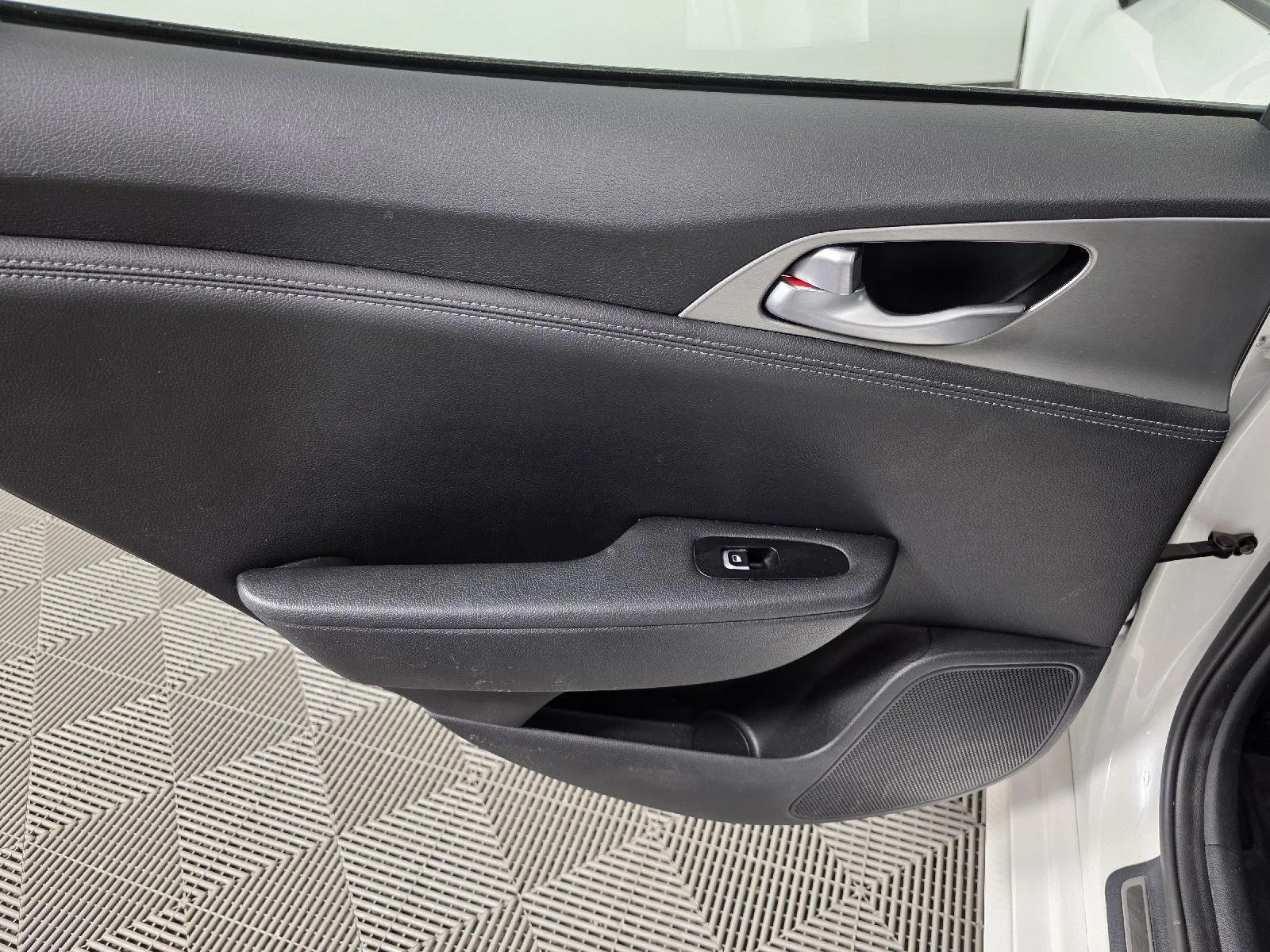 Used 2019 Snow White Pearl Kia GT image 17