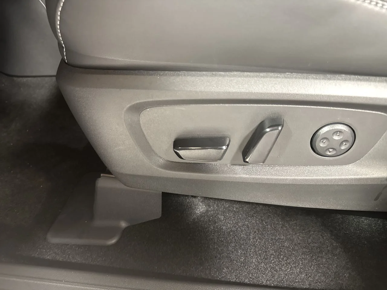 Certified Used 2026 White INFINITI LUXE image 16