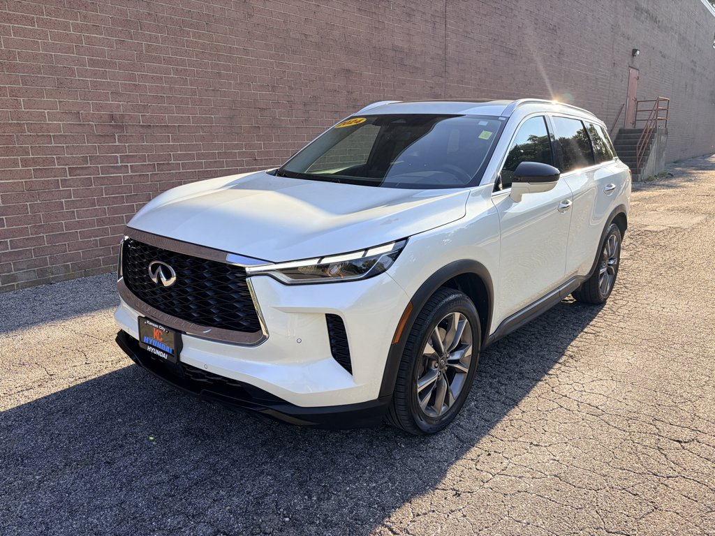 Used 2024 Majestic White INFINITI LUXE image 1