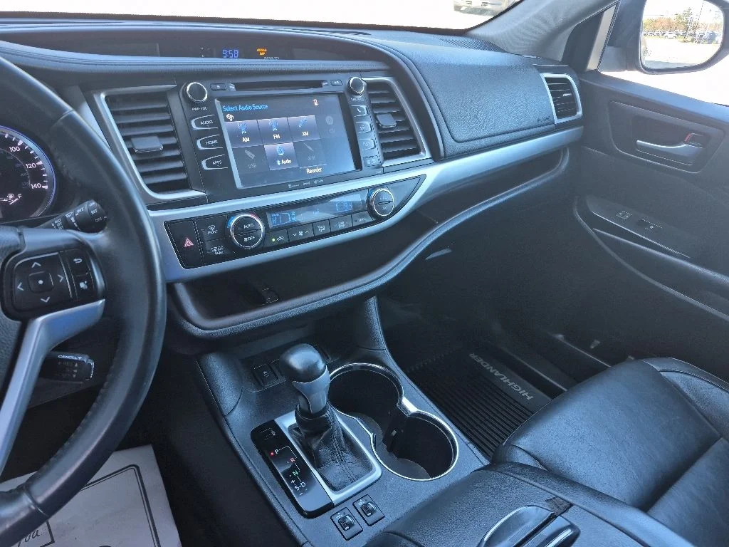 Used 2016 Gray Toyota XLE V6 image 23