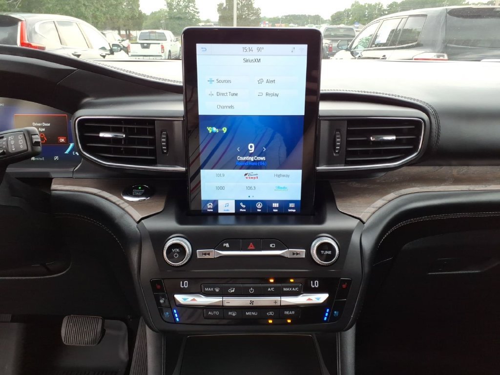 Used 2020 Black Metallic Ford Platinum image 14