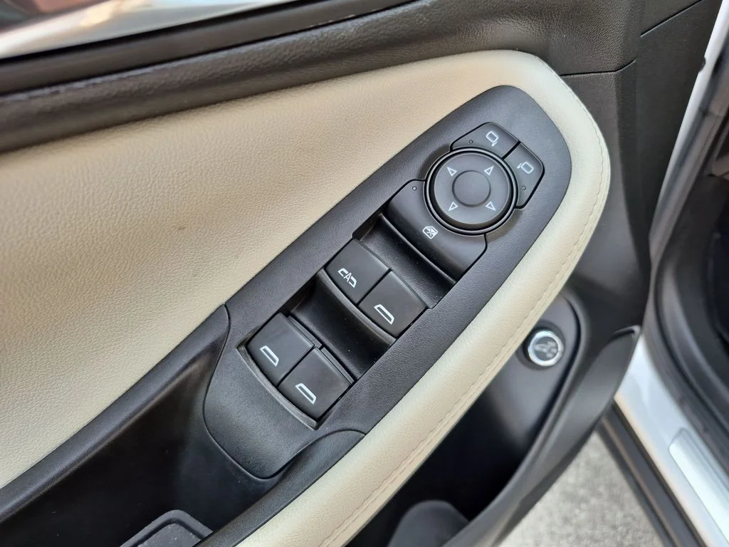 Used 2023 White Buick Select image 20