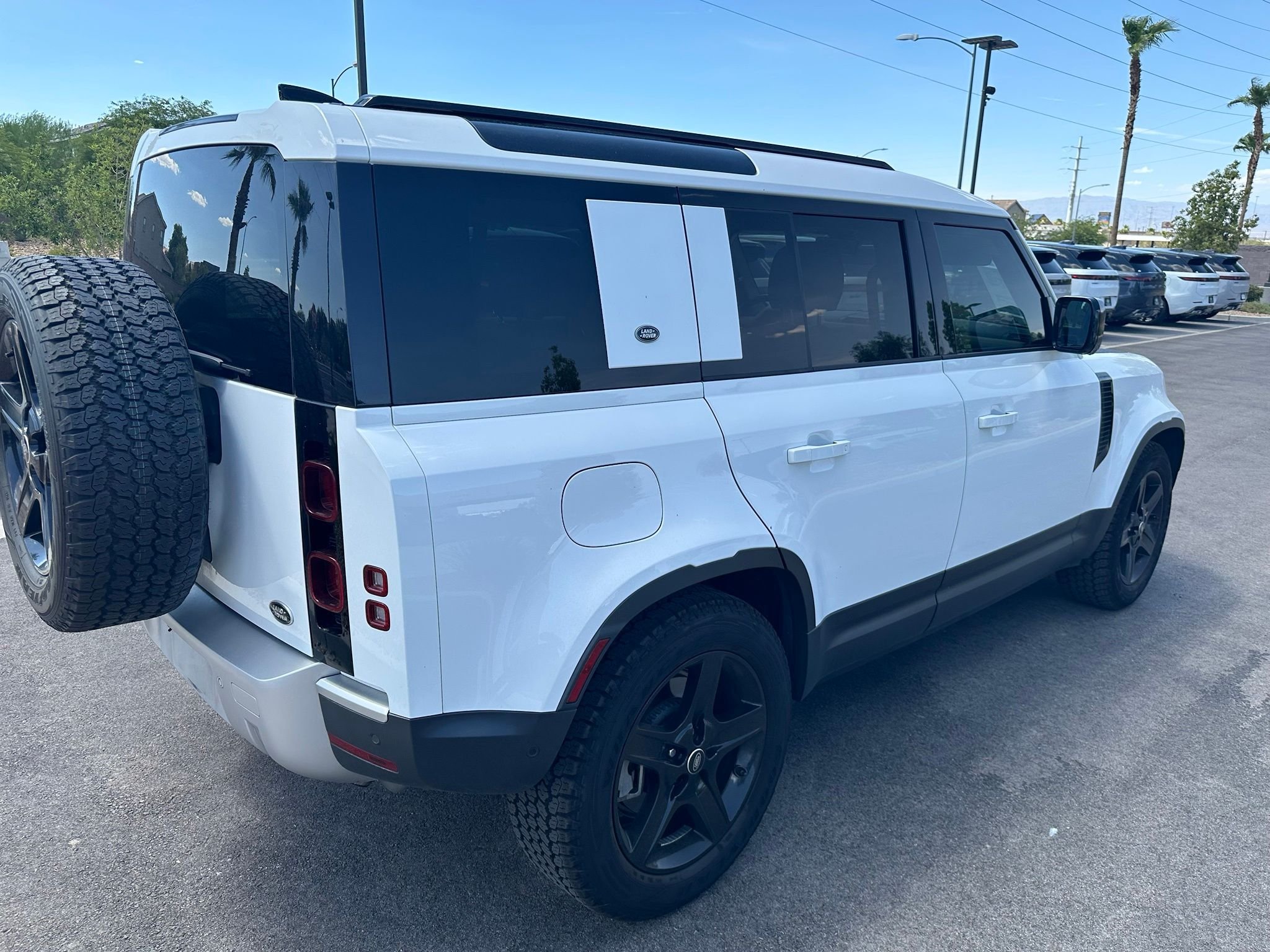 Used 2021 Fuji White Land Rover SE image 2