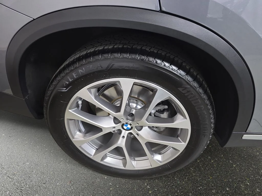 Used 2026 Skyscraper Grey Metallic BMW xDrive40i image 33