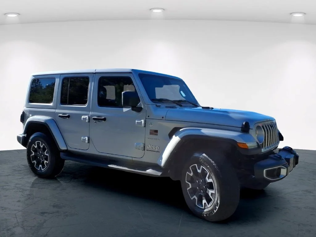 Used 2024 Silver Jeep Sahara image 5