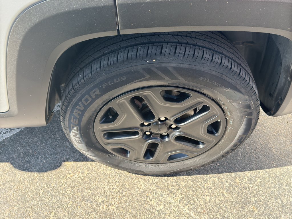 Used 2018 Glacier Metallic Jeep Trailhawk image 38
