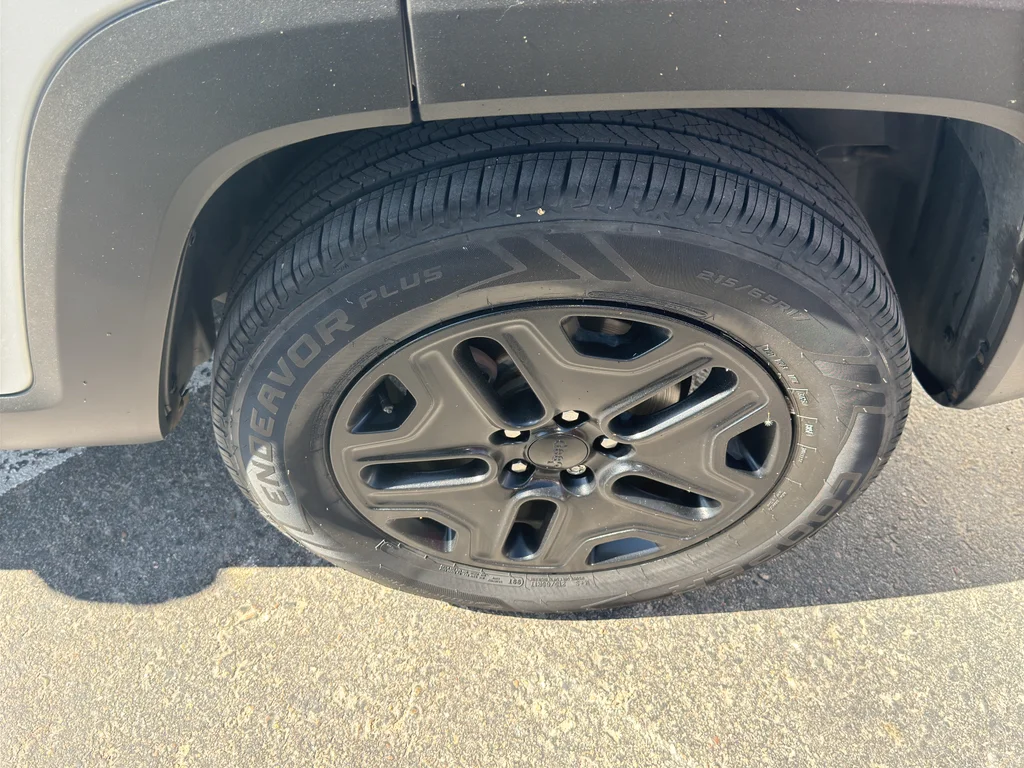 Used 2018 Glacier Metallic Jeep Trailhawk image 38