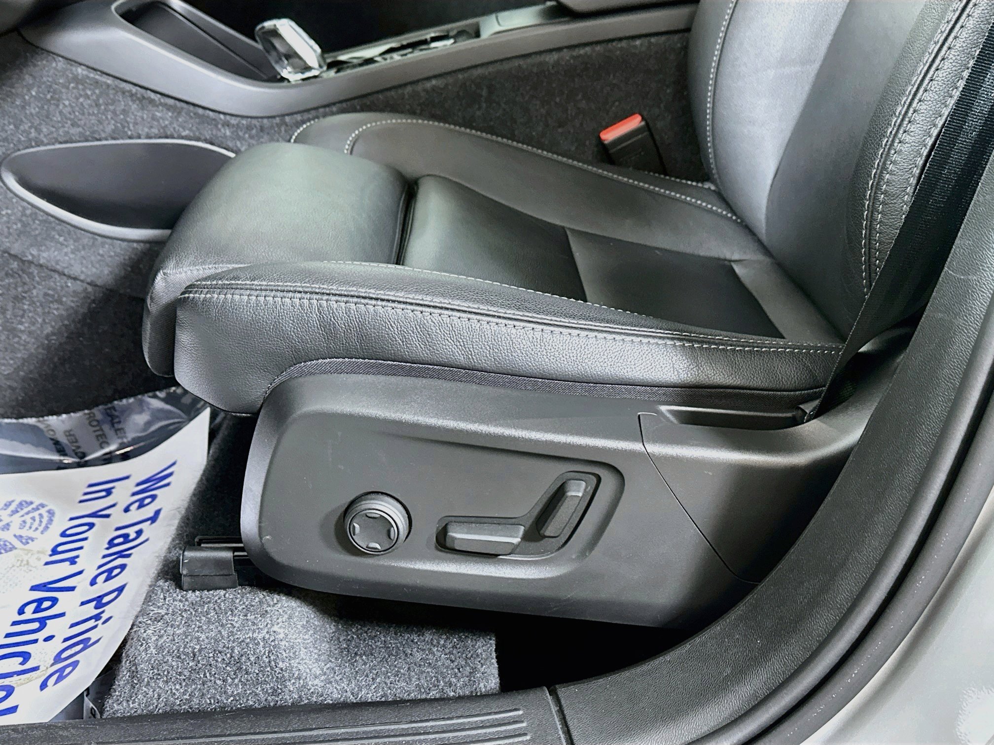 2025 Volvo XC40 Plus - Photo 19