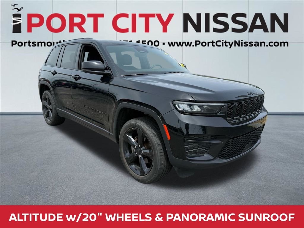 Used 2023 Diamond Black Crystal Pearlcoat Jeep Altitude x w/power sunroof image 1