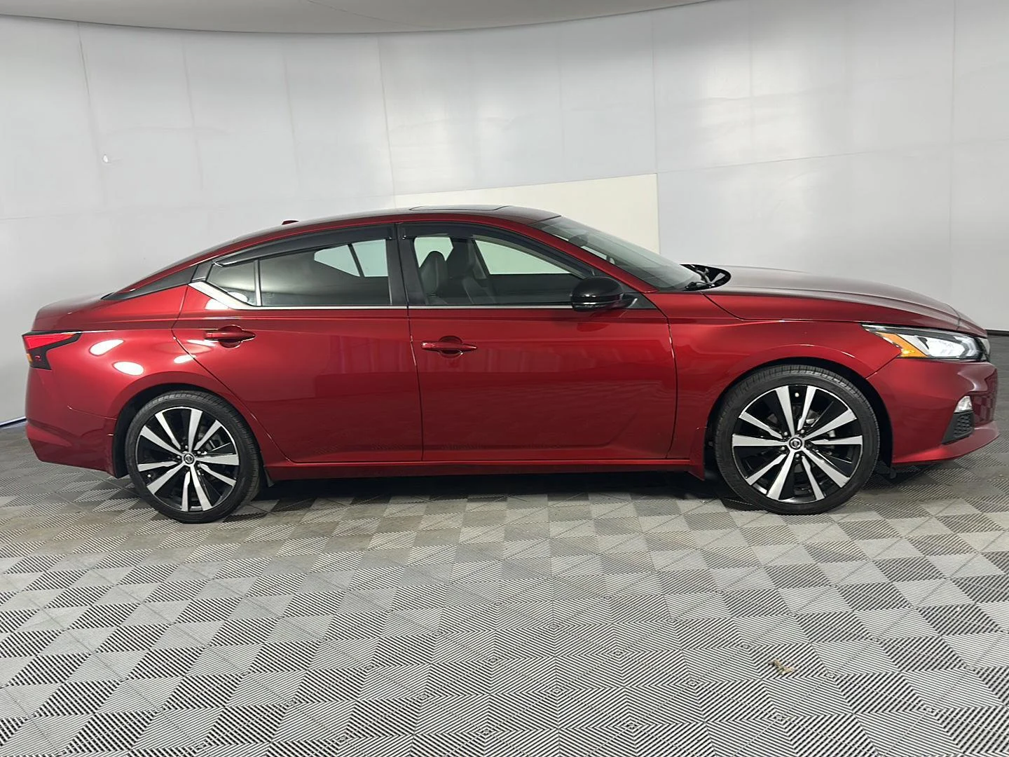 Used 2022 Scarlet Ember Tintcoat Nissan 2.0 SR image 8
