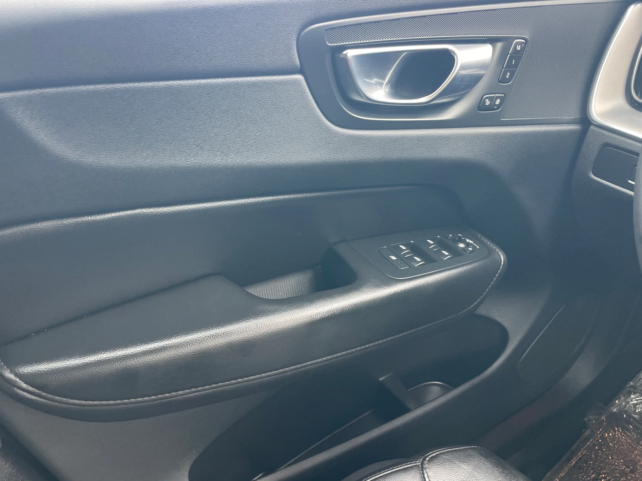 Used 2023 Thunder Grey Metallic Volvo Core Bright Theme image 18