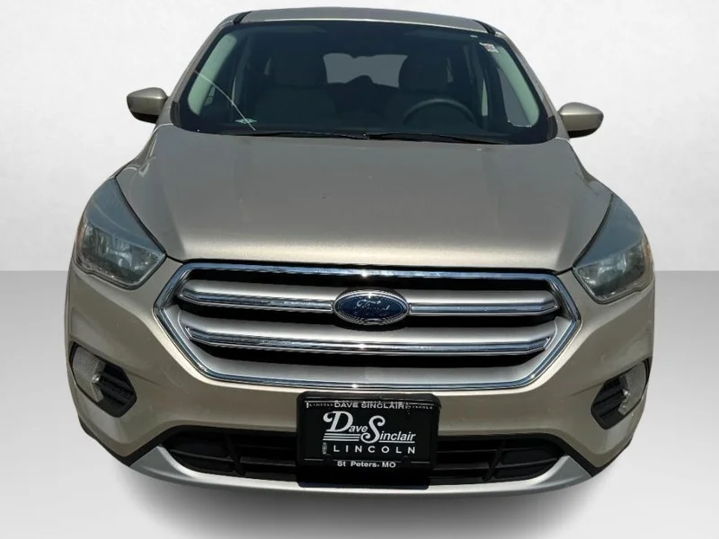 Used 2017 White Gold Metallic Ford SE 4WD image 2
