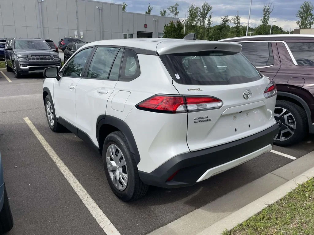 Used 2022 Wind Chill Pearl Toyota L image 3