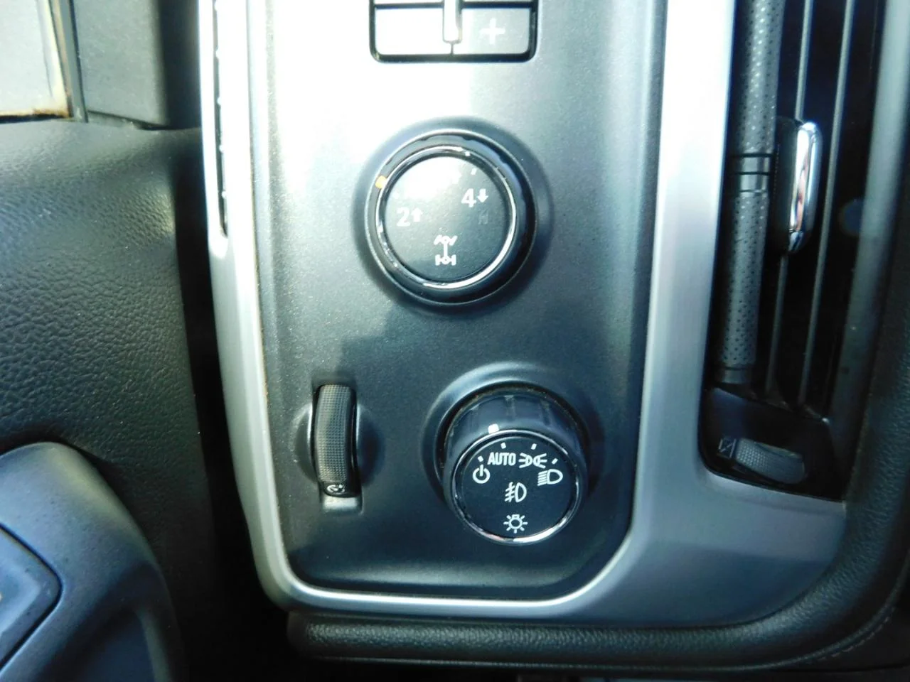 Used 2016 White GMC 4WD Crew Cab 143.5 in SLT image 32