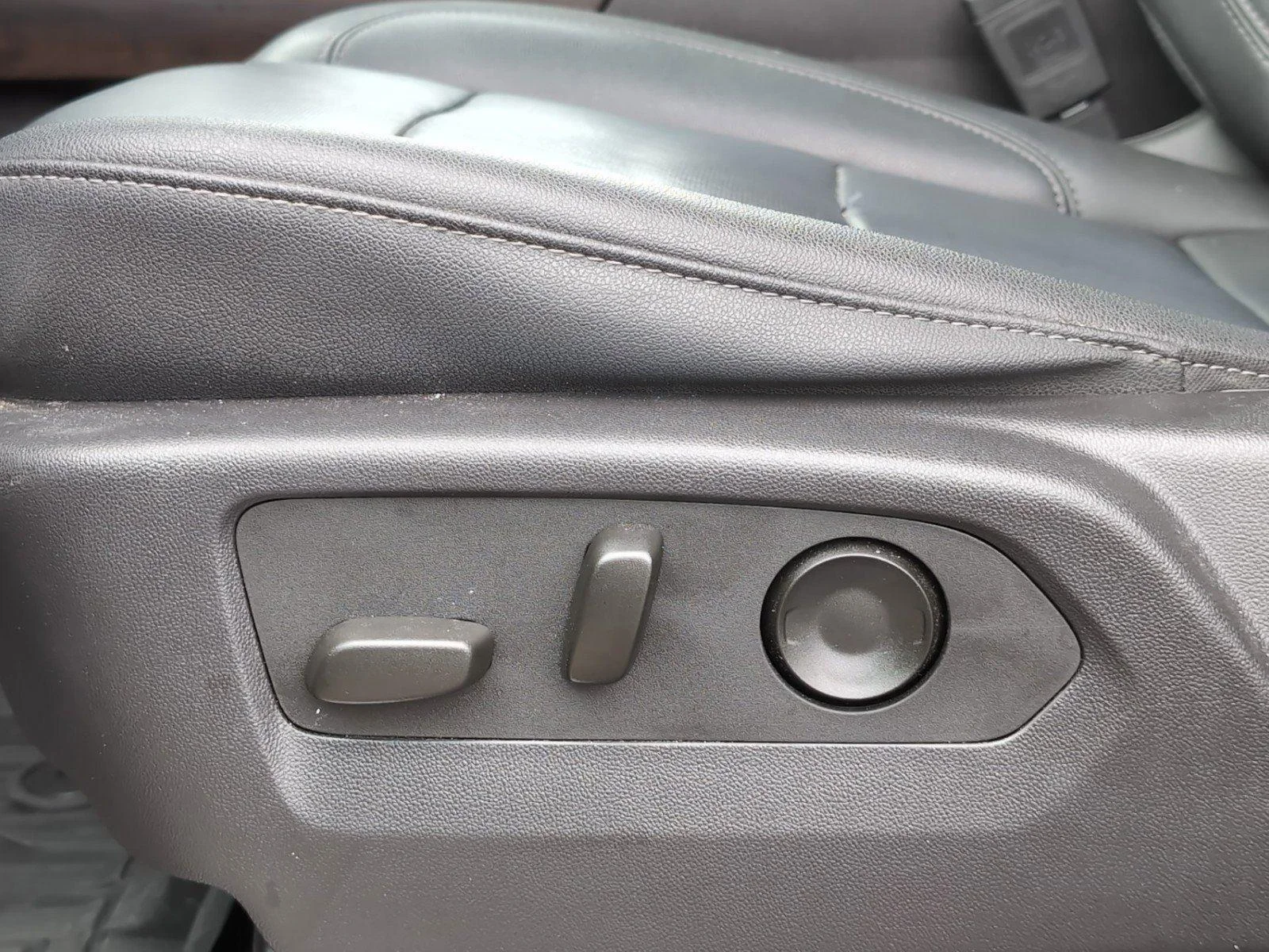 Used 2024 Sterling Metallic GMC SLT image 13