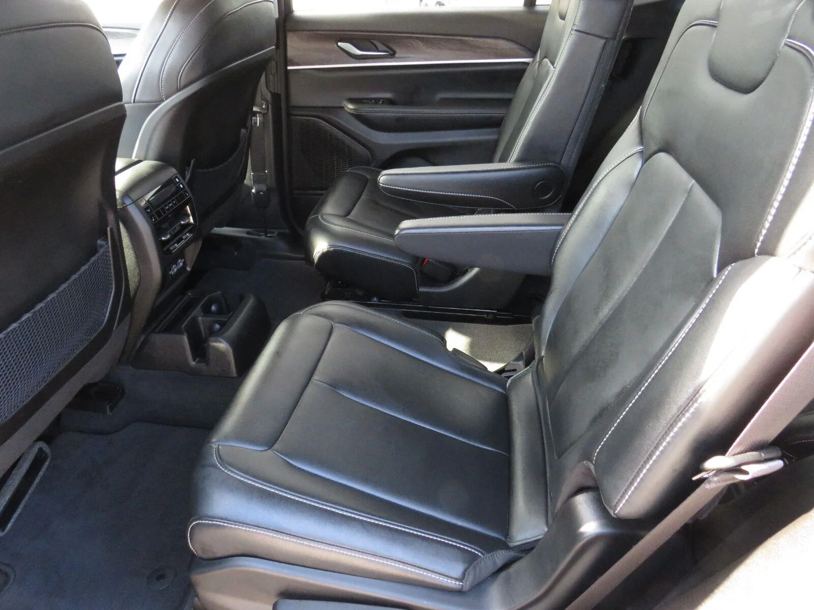 Used 2023 Silver Zynith Jeep Limited image 25
