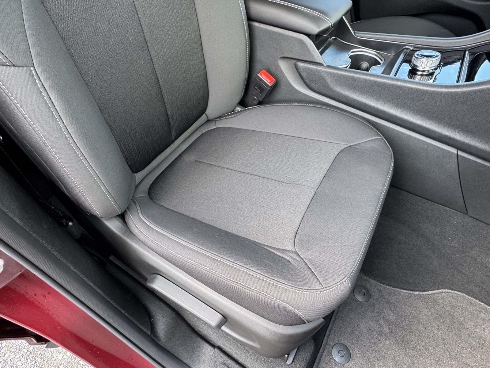 New 2025 Velvet Red Pearl-Coat Exterior Paint Jeep Laredo X image 14