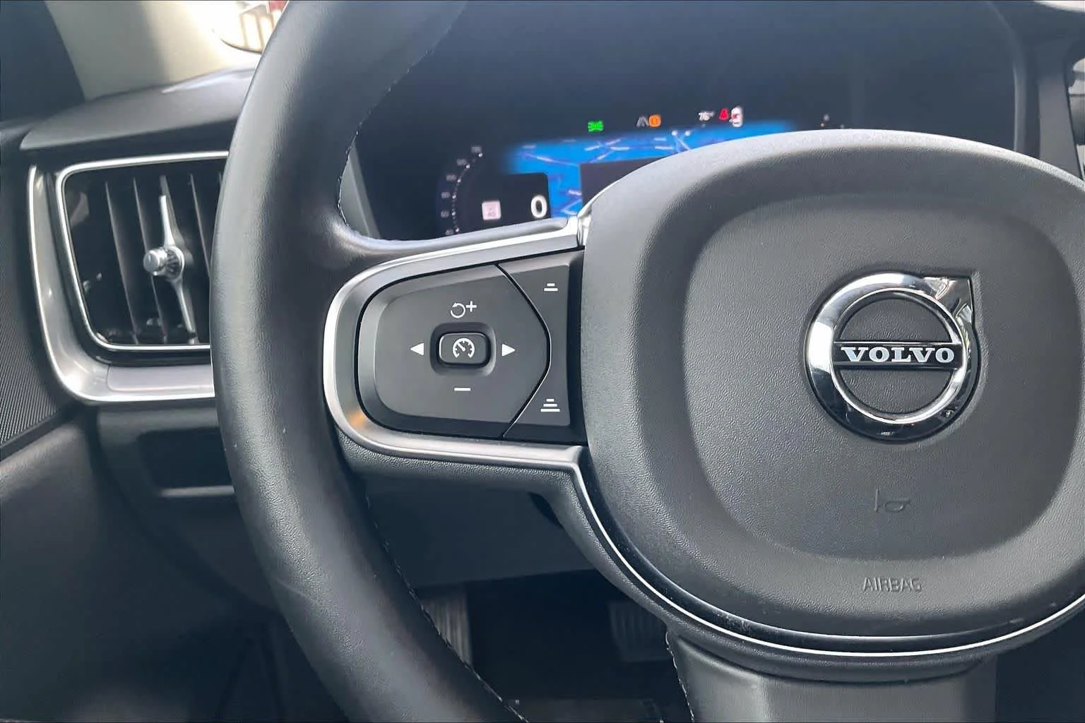 Used 2024  Volvo Core Dark Theme image 23