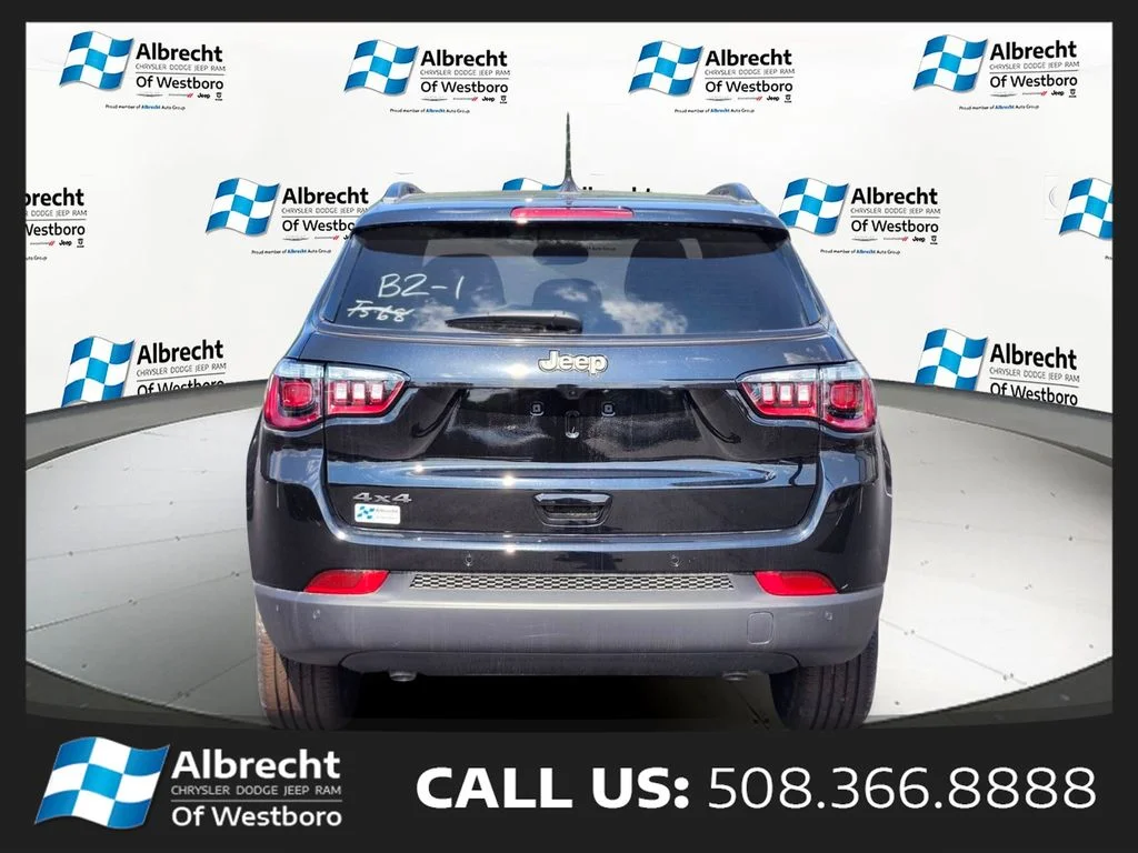 New 2026 Diamond Black Crystal Pearl-Coat Exterior Paint Jeep Limited image 4