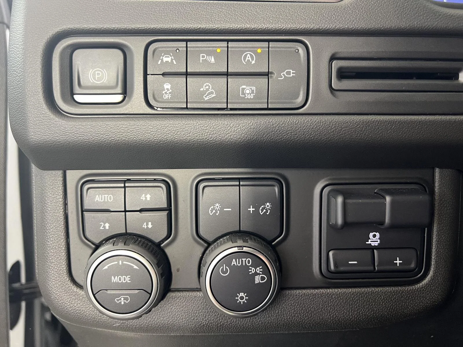 Used 2022 SUMMIT WHITE Chevrolet Z71 image 9