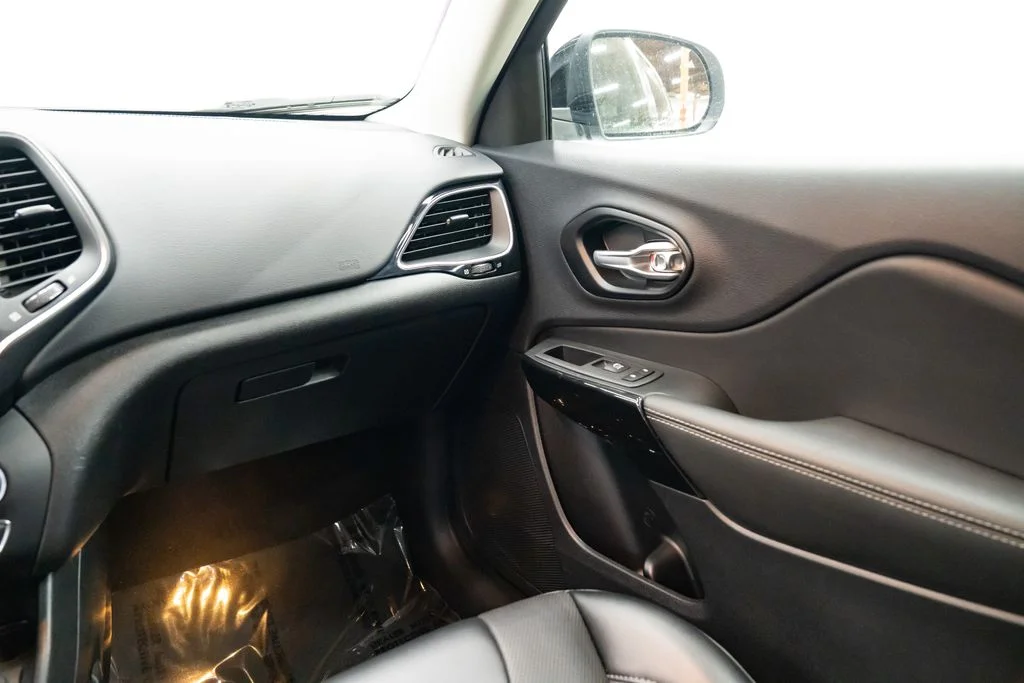 Used 2023 White Jeep Altitude image 10